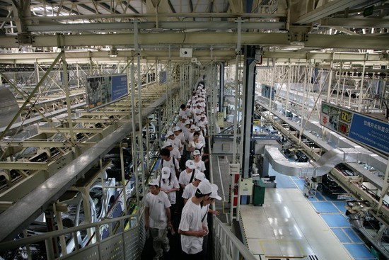 豐田助學基金受助大學生參觀豐田整車生產工廠_新浪汽車_新浪