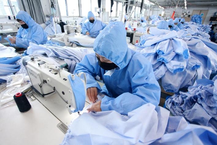 從一件防護服看揚企力量：模具企業(yè)的轉型擔當