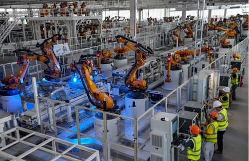 恒大最牛基地火了 2545個(gè)‘鋼鐵俠’震撼造車生產(chǎn)